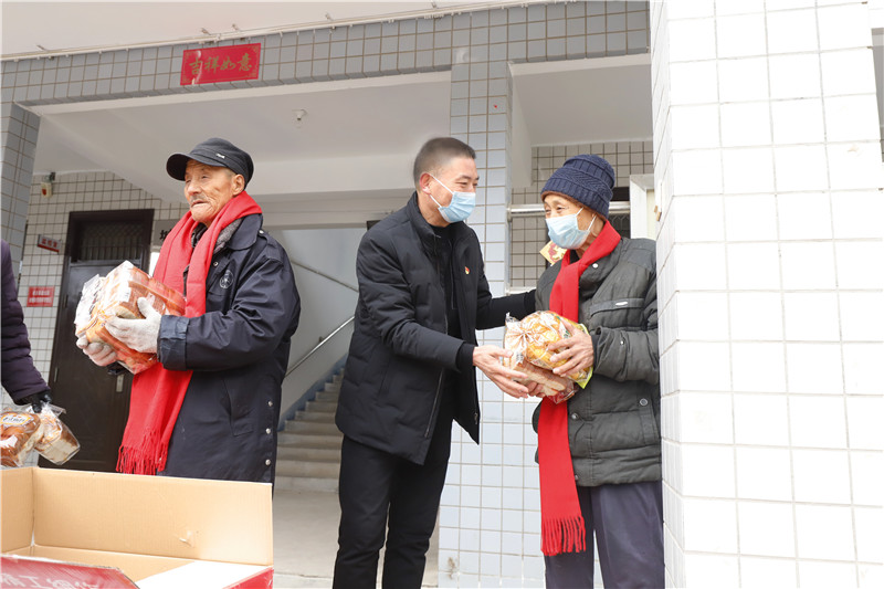 春節(jié)前夕到敬老院看望孤寡老人