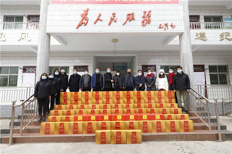 春節(jié)前夕到牛莊社區(qū)看望八十歲以上老人